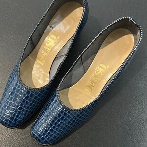 DeLiso size 71/2 Navy Crocodile Pattern Women's Loafers